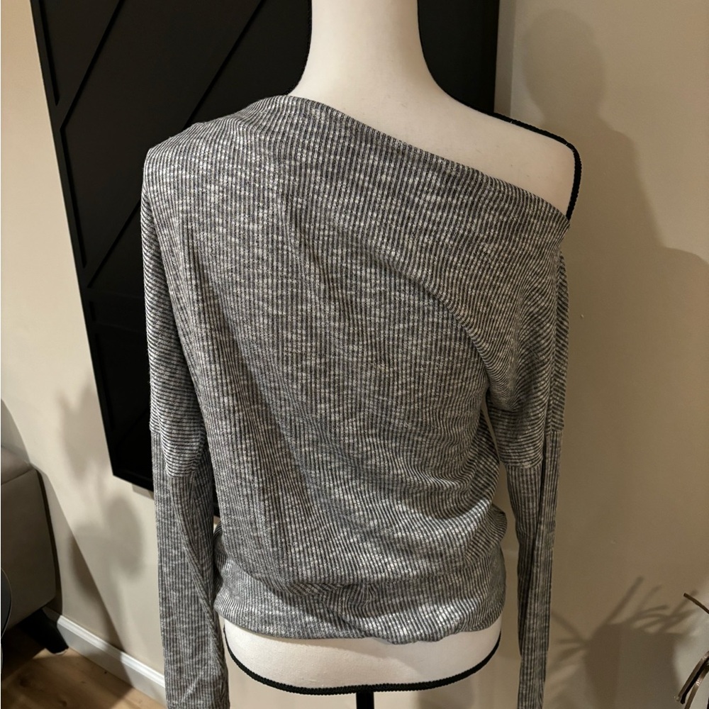 Off shoulder top - Picture 3 of 3